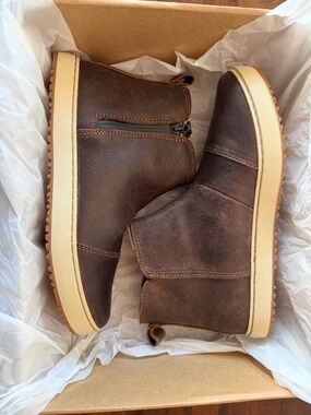 L.L. Bean Women's
Mountainside Brown Leather Ankle Boots Ankle Zip Size 9.5